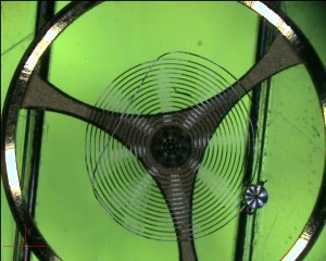 Vue dessus balancier au microscope    